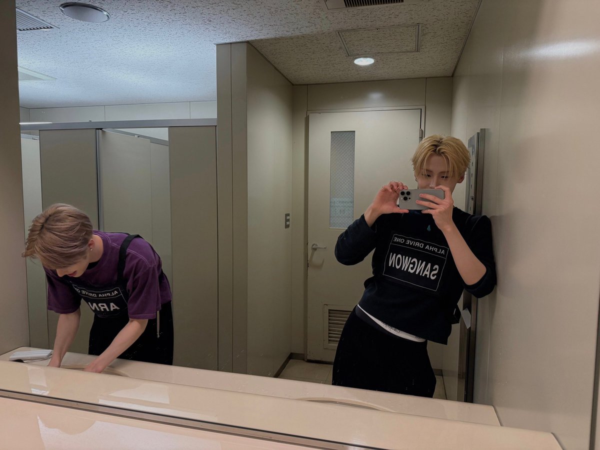 leilovesleowon's tweet image. Two girls (Rosez) talking about their bfs (Leoseo) in the bathroom bcs they were on a double date 😋👅
#leowon #haoseo