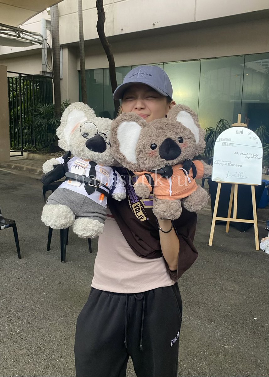 miss ko na si <a href="/bini_gwen/">GWEN APULI</a> so drop ko na ‘tong pic niya with Kooper and Koolah kasi it’s too cute not to post 🐨🧡

<a href="/gwenfansupport/">Fan Support of Bini Gwen</a> <a href="/BiniGwenProtect/">BINI GWEN PROTECT TEAM</a>
