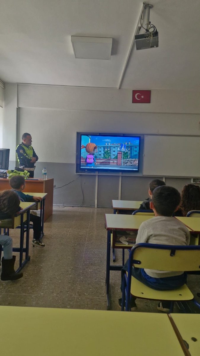 Kale İlçe Emniyet Amirliği Trafik Denetleme Büro Amirliğince Mehmet Oray İlkokulu bünyesinde bulunan anaokulunda eğitim gören 17 öğrenciye trafik bilincinin arttırılmasına yönelik trafik eğitim semineri düzenlenmiştir.