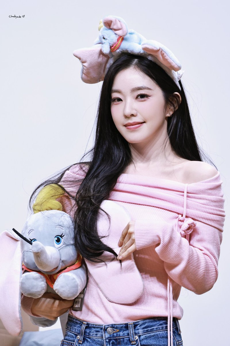 seulreneutt's tweet photo. both irene and dumbo showing off their left ears omg https://t.co/Jgeejks672