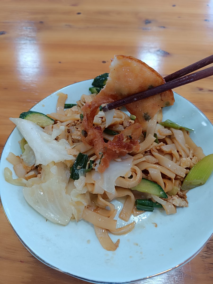 dunjast's tweet photo. Dive into Thailand’s street food magic!  Crispy Pad Thai with tangy tamarind, roasted peanuts u0026 fresh lime—spoonfuls of sunny Bangkok vibes. Grab a plate, savor the zing! #ThaiFood #StreetFoodJoy https://t.co/ftXMa4ekdG