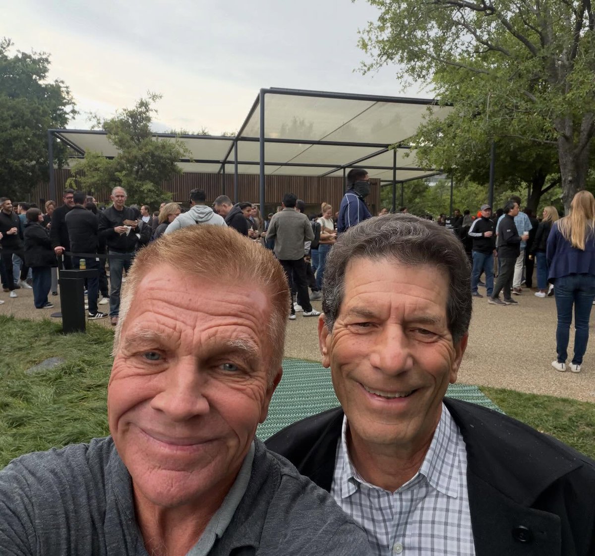 AppleGeek tweet media