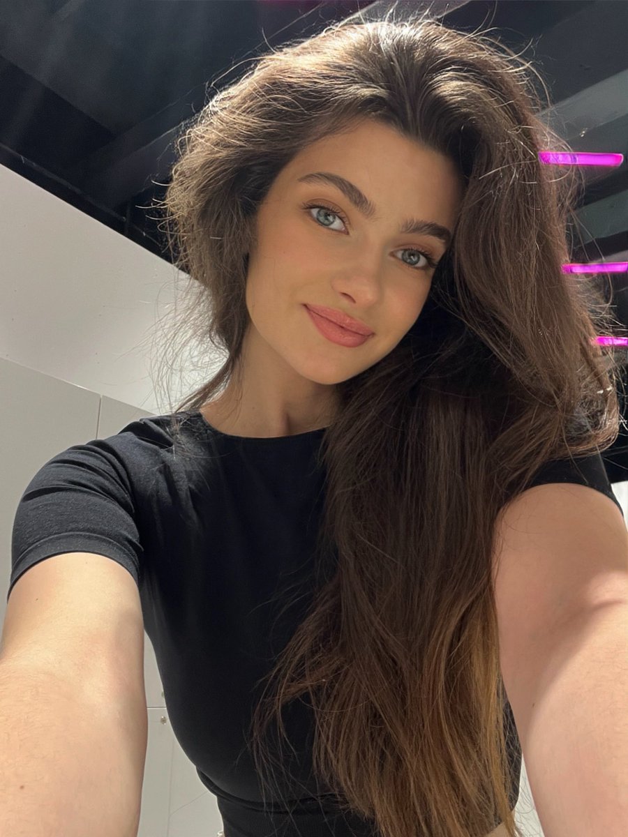 Victoria🦦 tweet media