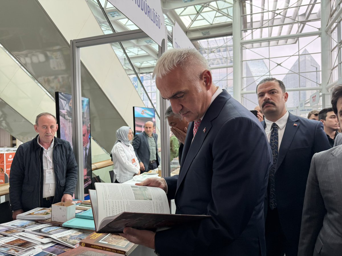 Kültür ve Turizm Bakanımız Sayın Mehmet Nuri Ersoy, 23. Ankara Kitap Fuarı kapsamında düzenlenen 2. Ulusal Dergi Günleri’ndeki standımızı ziyaret ederek vakıf hafızasını yaşatan yayınlarımızı inceledi.

@tckulturturizm

#23AnkaraKitapFuarı #2UlusalDergiGünleri 
#VakıfŞehir
