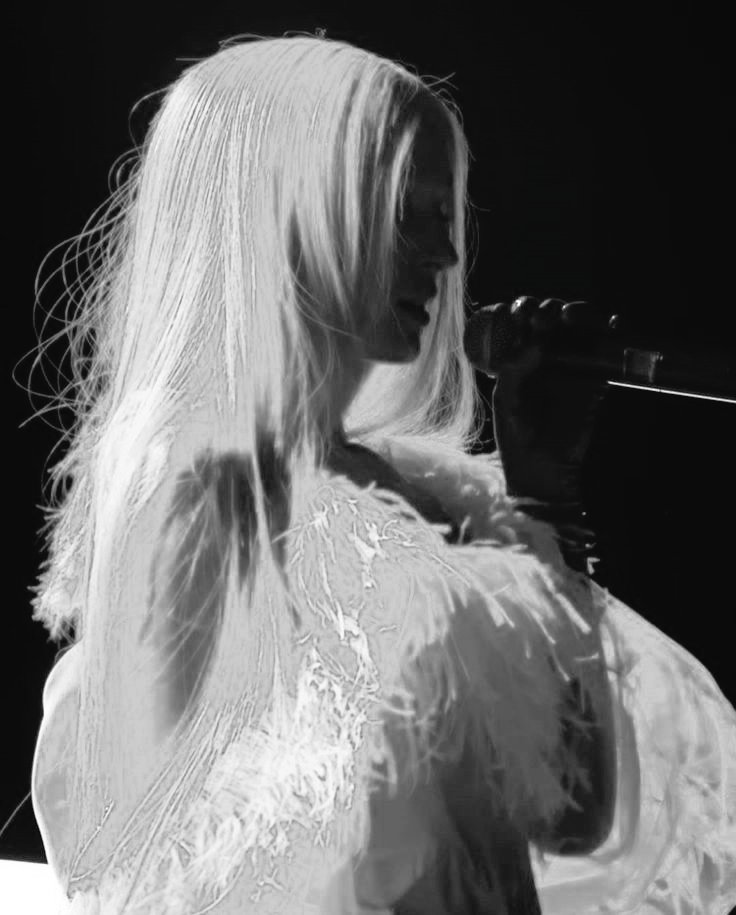 ʳᵒˢᵉ ᵗⁱⁿᵗˢ ʰᵉʳ 𝑾𝐎𝐑𝐋𝐃. tweet media