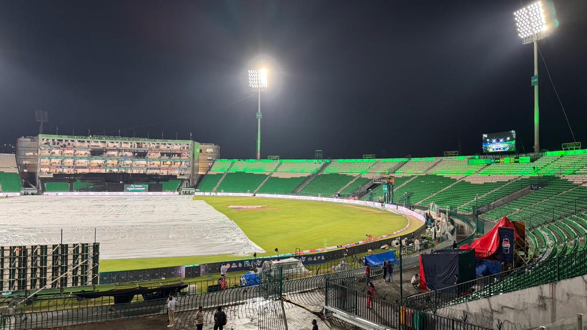 sohailimrangeo's tweet image. Blue and Green lights 
#PSL #Lahore