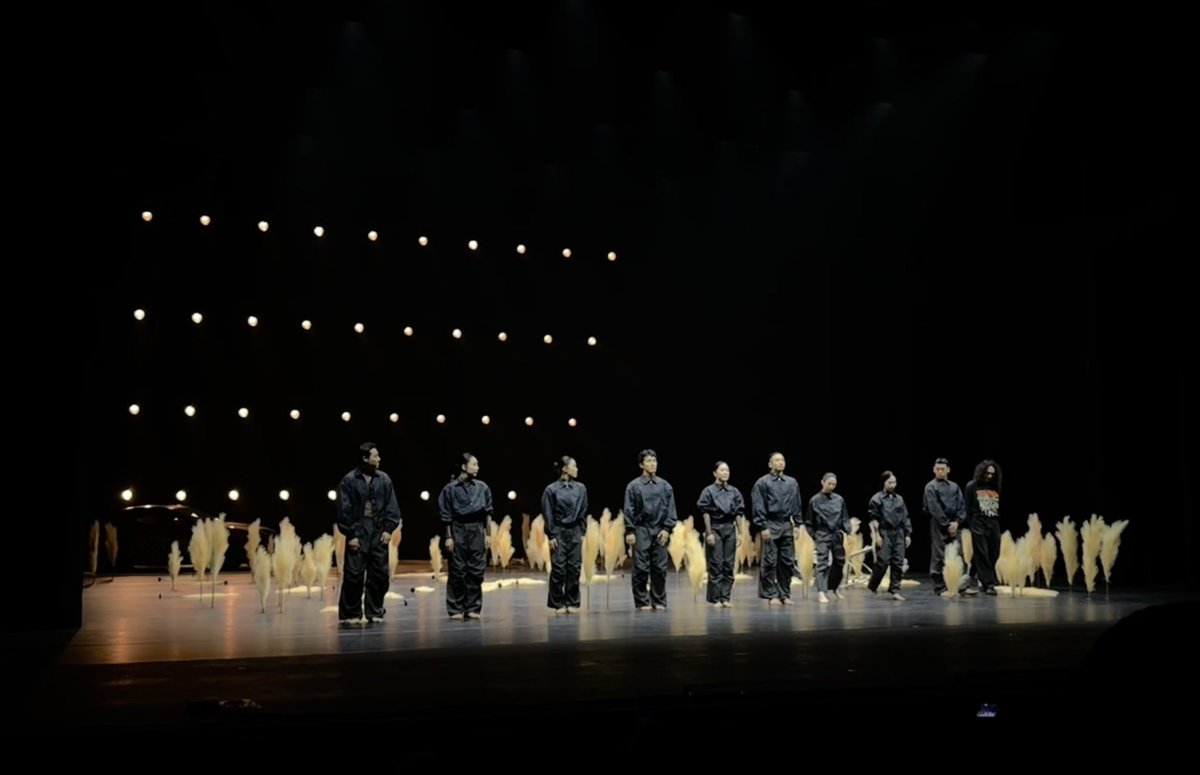 youaremysong_'s tweet photo. 비혼세님 이벤트에 당첨되어 국립현대무용단 [머스탱과 개꿈] 관람. 안 봤으면 어쩔 번 했나 싶을 정도로, 참 좋았다. 현대무용은 매 순간, 그 어떤 장면도 예측할 수 없음이 매력인 것 같다. 
오브제와 더불어 몸으로 빚어내는 이미지들이 재밌었고, 조명과 무대 색감이 너무너무너무 좋았음. https://t.co/BFpYtBgiDB