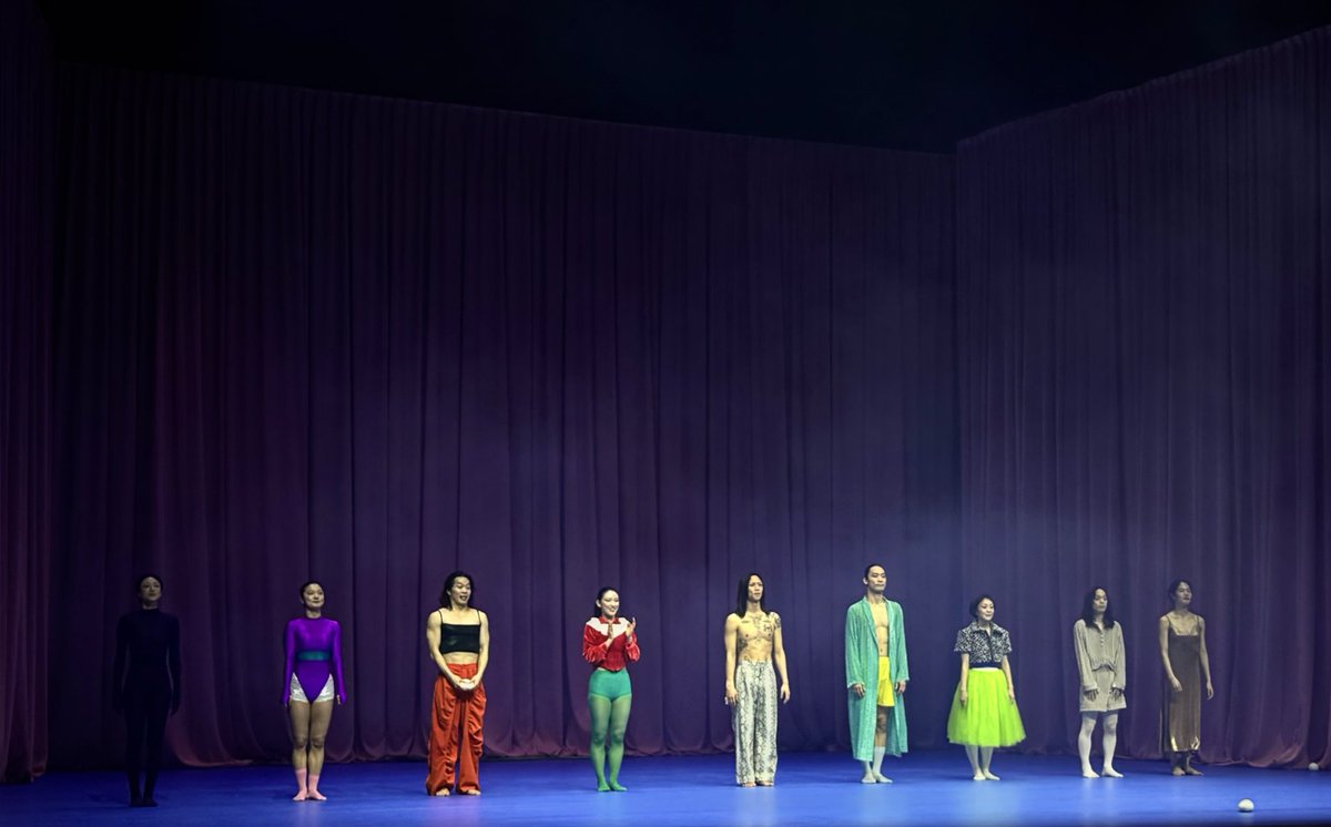 youaremysong_'s tweet photo. 비혼세님 이벤트에 당첨되어 국립현대무용단 [머스탱과 개꿈] 관람. 안 봤으면 어쩔 번 했나 싶을 정도로, 참 좋았다. 현대무용은 매 순간, 그 어떤 장면도 예측할 수 없음이 매력인 것 같다. 
오브제와 더불어 몸으로 빚어내는 이미지들이 재밌었고, 조명과 무대 색감이 너무너무너무 좋았음. https://t.co/BFpYtBgiDB