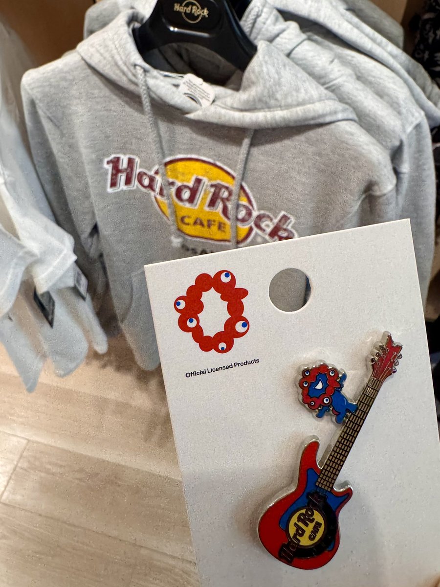 ystomo's tweet photo. みゃくみゃくピンバッジ、予約限定受取りに行ってきた。難波のハードロックカフェはグッズショップなんだね https://t.co/M8q3lgUWoI