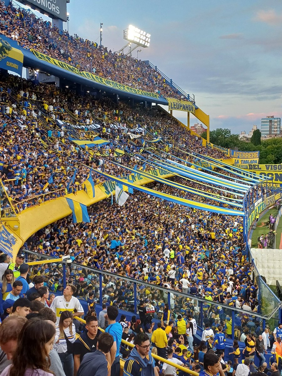 ꜱᴀɴᴛɪ tweet media