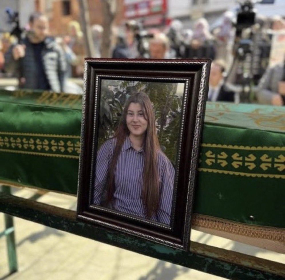 Teröristin kesilen örgüsü için saç ören kevaşeler nerdesiniz?
Bu çocuk için neden sosyal medyada sayfa sayfa kınama mesajları paylaşmadınız?