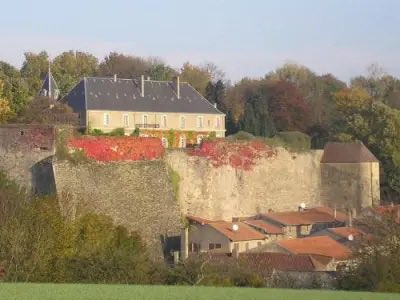 PKuchly57's tweet photo. Passage par #Rodemack, surnommée « la petite Carcassonne Lorraine ».
Un des plus joli village de France en … #Moselle ! https://t.co/Uj8PLMVb93