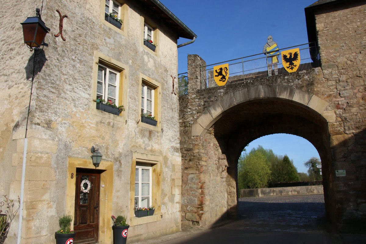 PKuchly57's tweet photo. Passage par #Rodemack, surnommée « la petite Carcassonne Lorraine ».
Un des plus joli village de France en … #Moselle ! https://t.co/Uj8PLMVb93