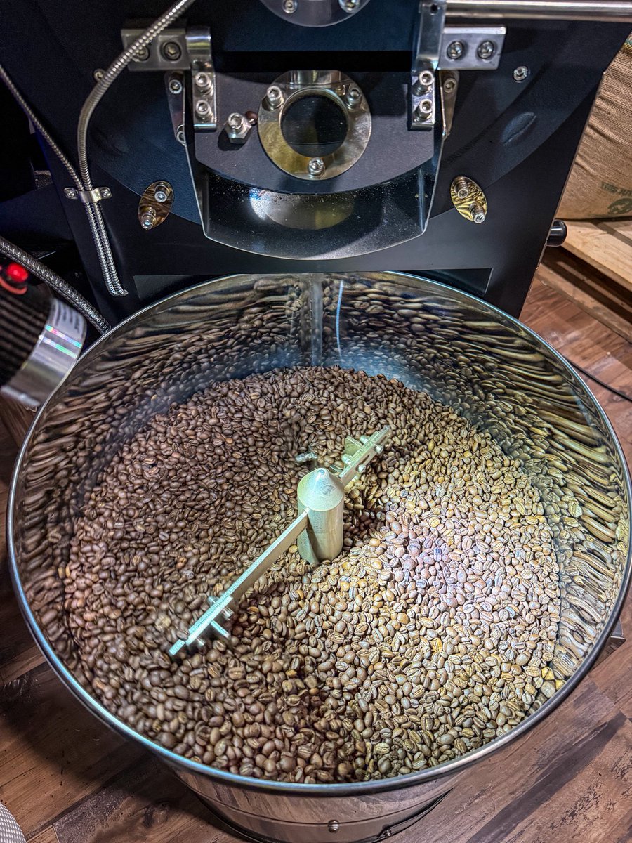 SelfRezCoffeeCo's tweet image. Fresh beans just hit the cooling tray… 

Which roast/flavor are you sipping today? ☕🔥

Espresso shot? Pour-over? Cold brew? Tell us your pick!

#CoffeeRoasting #FreshRoast #CoffeeChoices