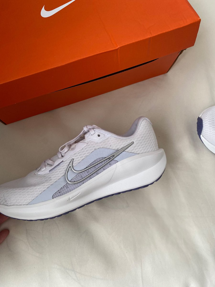 swifolklore's tweet image. meu novo tênis pra malhar!! projeto nutri gostosa pro carnaval 2027 🥬🏋🏻‍♀️