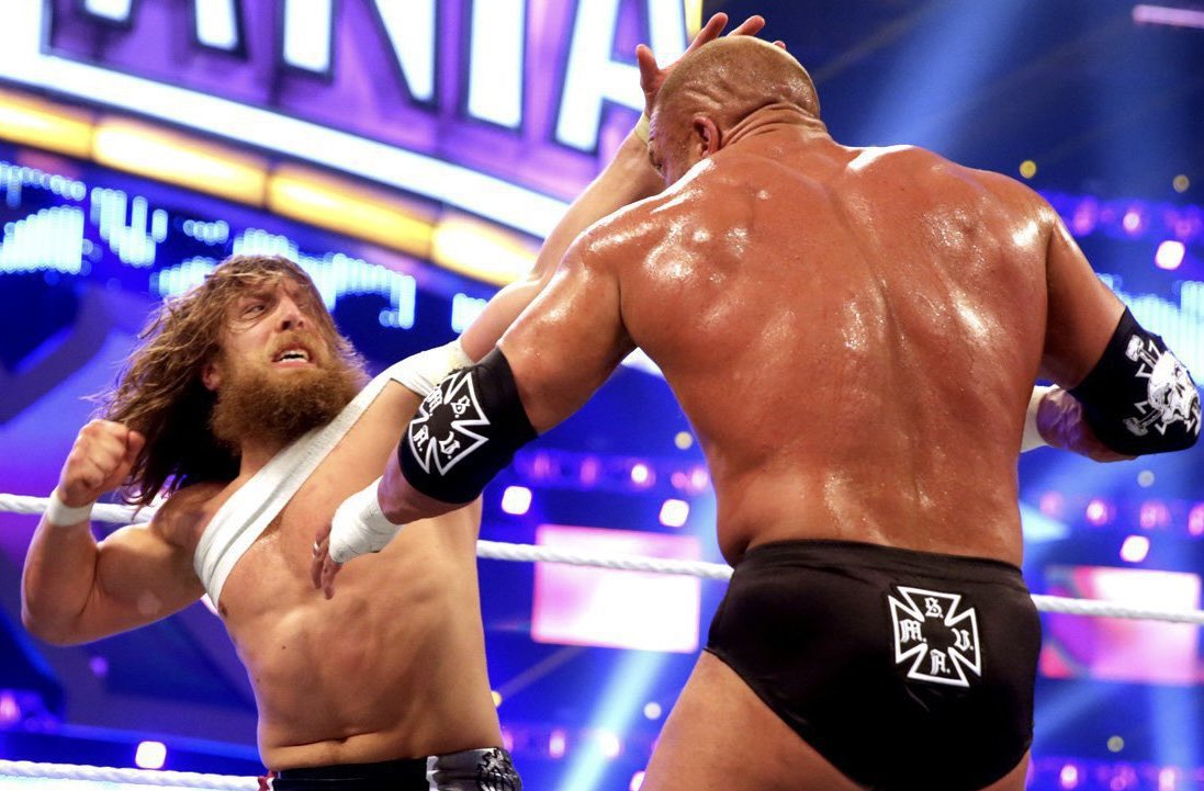 NAWAFMadness's tweet photo. Daniel Bryan vs Triple H
WrestleMania 30
⭐️⭐️⭐️⭐️⭐️
الأحلام لا تعرف حدودًا وفي بعض الأحيان تكون غير عقلانية، في هذا النزال يسعى براين لتخطي هذه العقبة للوصول للمجد الكبير، هذه العقبة الأخيرة للوصول لما كان يحلم به طوال الوقت، ولكن هذه العقبة تواجهه وهو ليس في حالته المعتادة، في بداية هذا النزال نرى أن بطل هذا النزال براين يحمل معه إصابة في كتفه، وذلك ما كان بديهيًا لخصمه اتش هو تجهيز خطة واضحة جدًا وبسيطة، العمل على تلك الإصابة طوال هذا النزال، مهما فعل اتش ووجه الضربات في تلك الإصابة فإنها لا شيء سوى أن تعجل من براين أقوى، براين في تلك اللحظات لا يشعر بما حوله، إنما يرى حلمه فقط، براين لم يكن يجد الثغرات أو يمارس خطط وتكتيكات، فهو على عكس خصمه في تلك الليلة يرى فيها شيئًا أكبر شيء لايستطيع اتش رؤيته أو معرفته، والفوز فيها لا يحتاج لخطة أو تكتيك بل حلم يحرك كل ما فيه، هذه السردية تجعله يأخذ المخاطرة في كل مرة، قد تكون سذاجة وغير عقلانية ولكن الأحلام قد تفعل ذلك، البطل نال مراده رغم كل ما فعله نظرًا لحالته الجسدية في ليلة إستثنائية لا تعرف الحدود مثلما فعل جسد براين.

نزال كفاحي كما يقول الكتاب بل أكثر من ذلك، رأيت منظورًا إضافيًا في هذا النزال مختلفًا عن جميع النزالات من نوعه، عندما يتحدثون عن لحظات الراسلمينيا فما حدث يمثل كل ما في هذه الجملة من معنى.