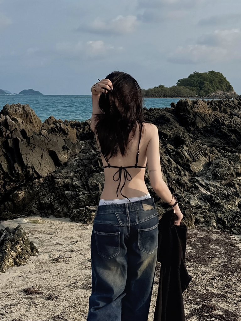 ยังเป็นบิกินี่ตัวที่ชอบที่สุด 🫠 คนถามพิกัดตลอดไป ชีแบบผูกหลังไม่คล้องคอ ราคาประมาณ 200 บาท ได้ 3 ชิ้นเลยย ชอบบบบบ