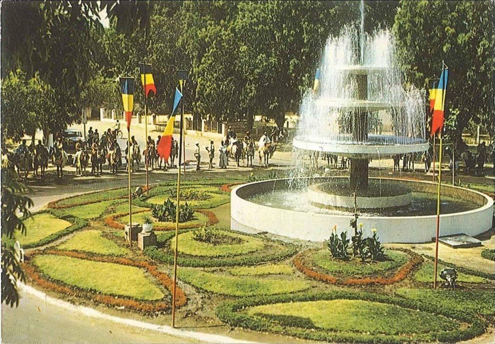 kaarkaassonn's tweet image. Fort Lamy (N'Djamena) - La fontaine du rond point du Sultan Kasser, années 60
#Tchad