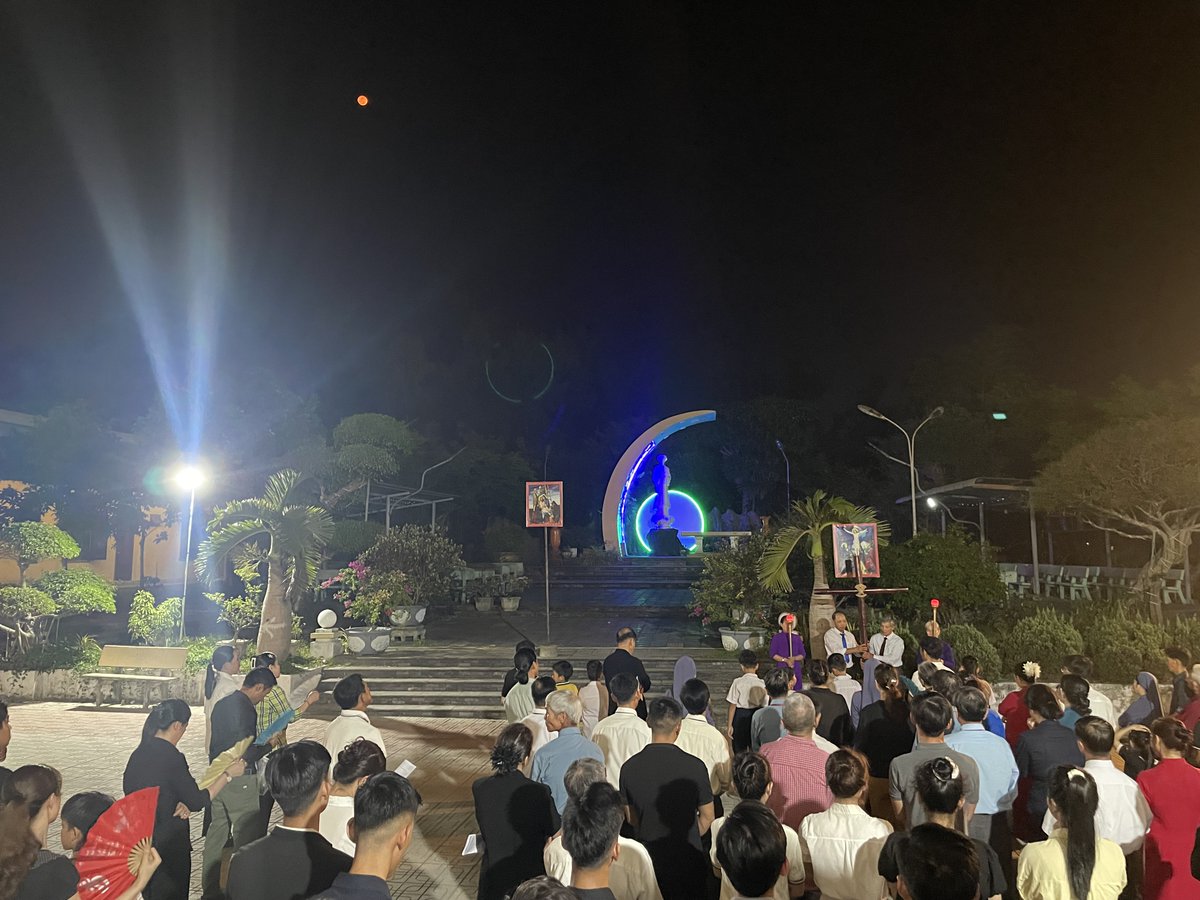TuyenKing's tweet photo. 14 Stations of the Cross https://t.co/0nDX6nzcL5