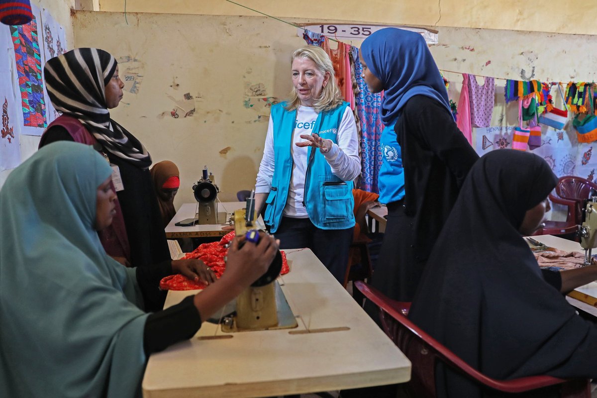 unicefsomalia's tweet image. In #Dollow, @unicefchief meets adolescent girls determined to keep learning.

With support from #UNICEF and partners, they have access to safe spaces, education, and life skills, helping them continue learning despite the challenges they face.