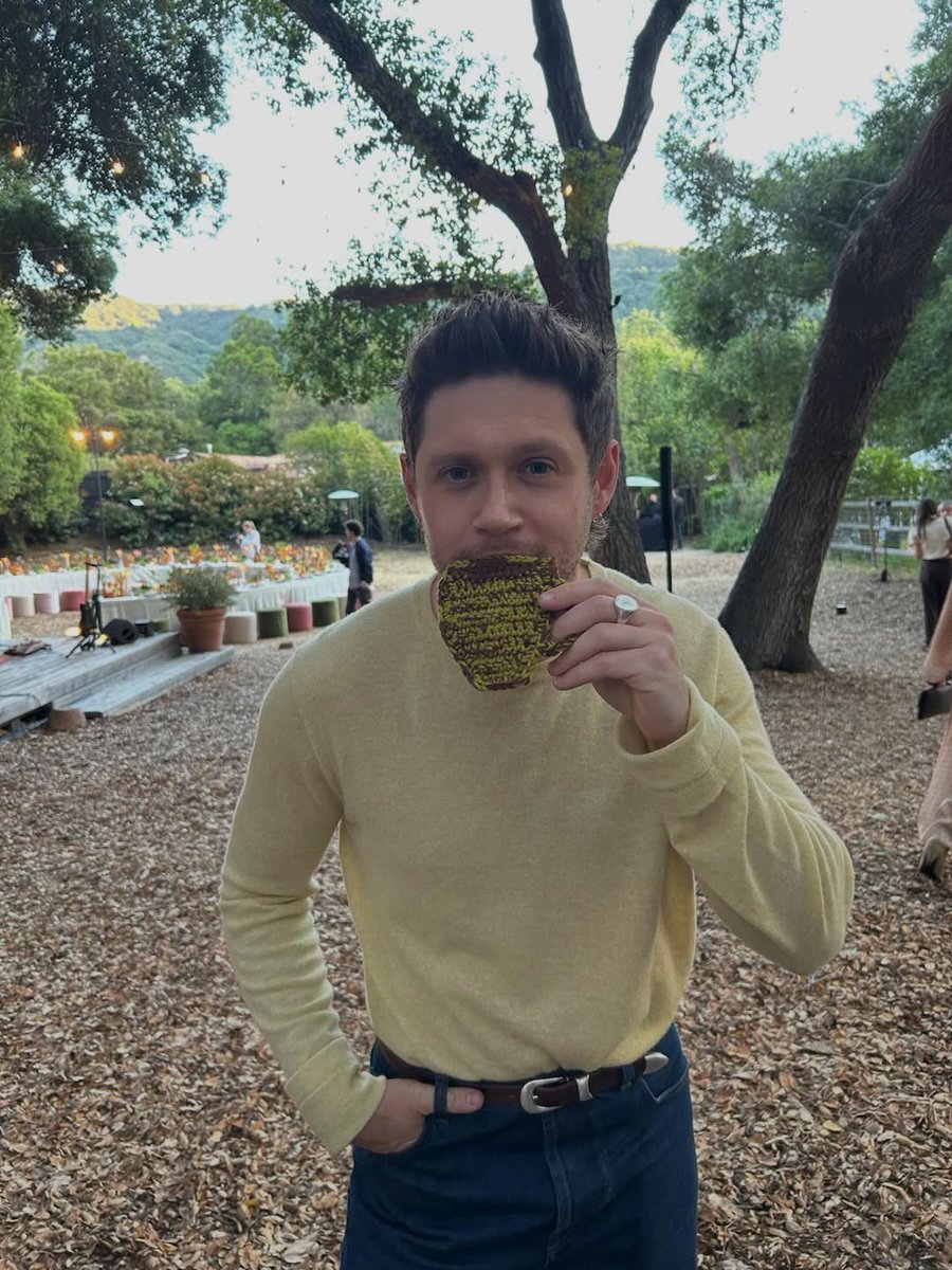 1DDailyPlanet's tweet image. Niall was spotted with a crochet mug that a fan made for him at the Dinner Party event in LA last night 🧶🫶  

Such a sweet and personal gift 🥹

#NiallHoran #DinnerParty 

📸 hayliebeth