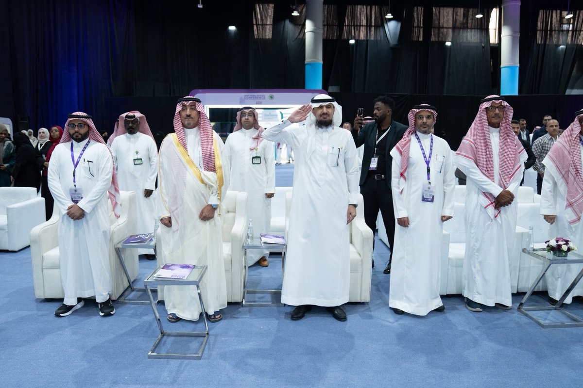 MushaytKhamis's tweet photo. دشّن محافظ #خميس_مشيط مؤتمر عسير لأورام النساء، بمركز الأمير سلطان الحضاري، الذي نظمته إدارة الجمعية العلمية للطب الباطني، بحضور مدير مستشفى القوات المسلحة بالجنوب المكلف، حيث تجوّل على المعرض المصاحب للمؤتمر، وكرّم المشاركين والداعمين. https://t.co/rF00kT8gAO