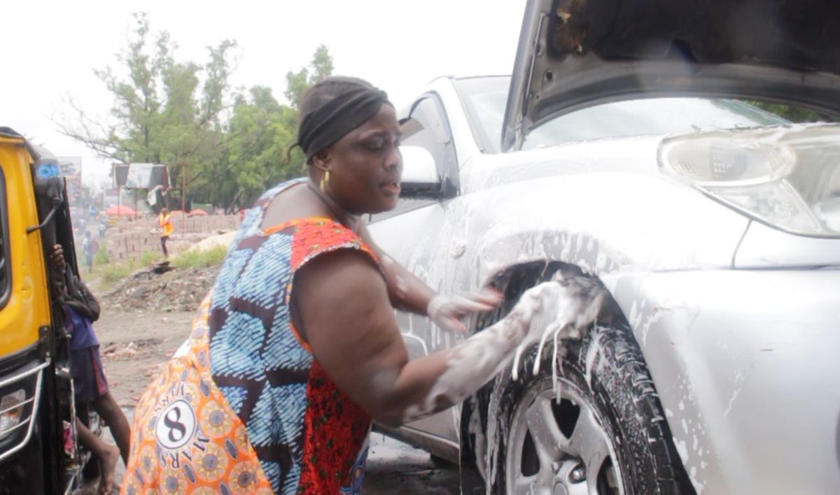 #RDC: La détermination a été préconisée par une laveuse des véhicules, pour lutter contre les stéréotypes du genre dans le milieu professionnel, lors d'une ronde effectuée vendredi au quartier Yolo, dans la commune de Kalamu, dans le centre de Kinshasa, en République démocratique