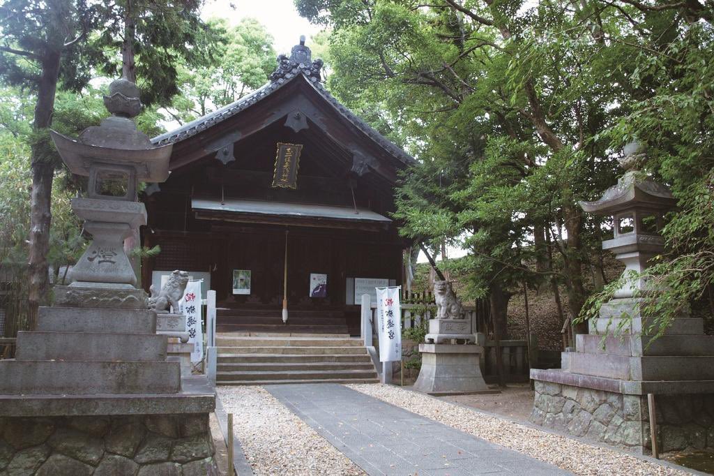 ashikaga_1305's tweet photo. 愛知県岡崎市は徳川家康生誕の地だけあって徳川関連の史跡がたくさんありますが、実は我が足利氏の守護国だったこともあり、随所に足利の痕跡も残っていたりします

矢作川沿いにある矢作神社は新田義貞が戦勝祈願して直義を打ち破った矢作川の戦いを今に伝え、八剱神社には我の供養塔が残っています。

愛知というと名古屋と思うかもしれませんが日本中世という視点においては岡崎こそ最強の土地なのです