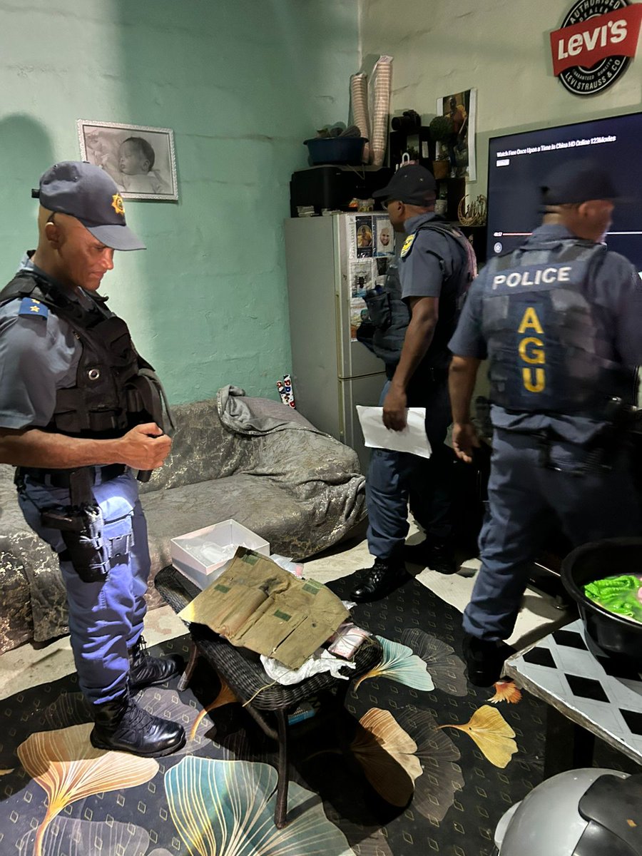 SAPoliceService's tweet image. #sapsEC [JOINT SAPS AND SANDF DEPLOYMENT: GQEBERHA] #SAPS in close coordination with the South African National Defence Force (SANDF), has today conducted sustained joint ops in #gang-and drug-affected areas of Gqeberha.

During morning ops between 06:00 and 12:00, three search