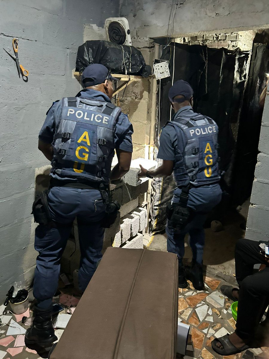 SAPoliceService's tweet image. #sapsEC [JOINT SAPS AND SANDF DEPLOYMENT: GQEBERHA] #SAPS in close coordination with the South African National Defence Force (SANDF), has today conducted sustained joint ops in #gang-and drug-affected areas of Gqeberha.

During morning ops between 06:00 and 12:00, three search
