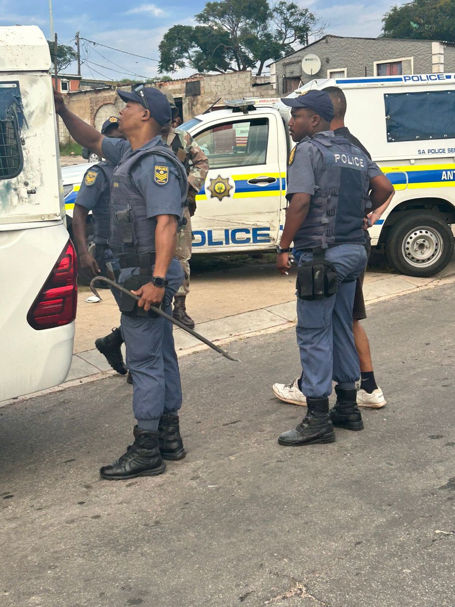 SAPoliceService's tweet image. #sapsEC [JOINT SAPS AND SANDF DEPLOYMENT: GQEBERHA] #SAPS in close coordination with the South African National Defence Force (SANDF), has today conducted sustained joint ops in #gang-and drug-affected areas of Gqeberha.

During morning ops between 06:00 and 12:00, three search