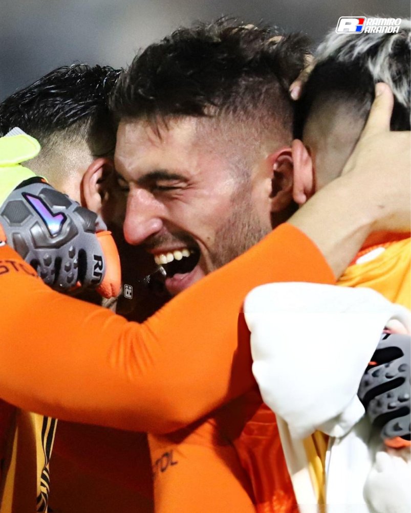 ⚪️⚫️ GASTÓN OLVEIRA y su DESEO de RETIRARSE en el club #OLIMPIA:

– "Me quedan cuatro años de contrato en Olimpia, pero pretendo jugar más. Me veo terminando mi carrera en Olimpia. 

Encontré mi lugar en el mundo y tambien lo siente mi familia, nos sentimos muy identificados con