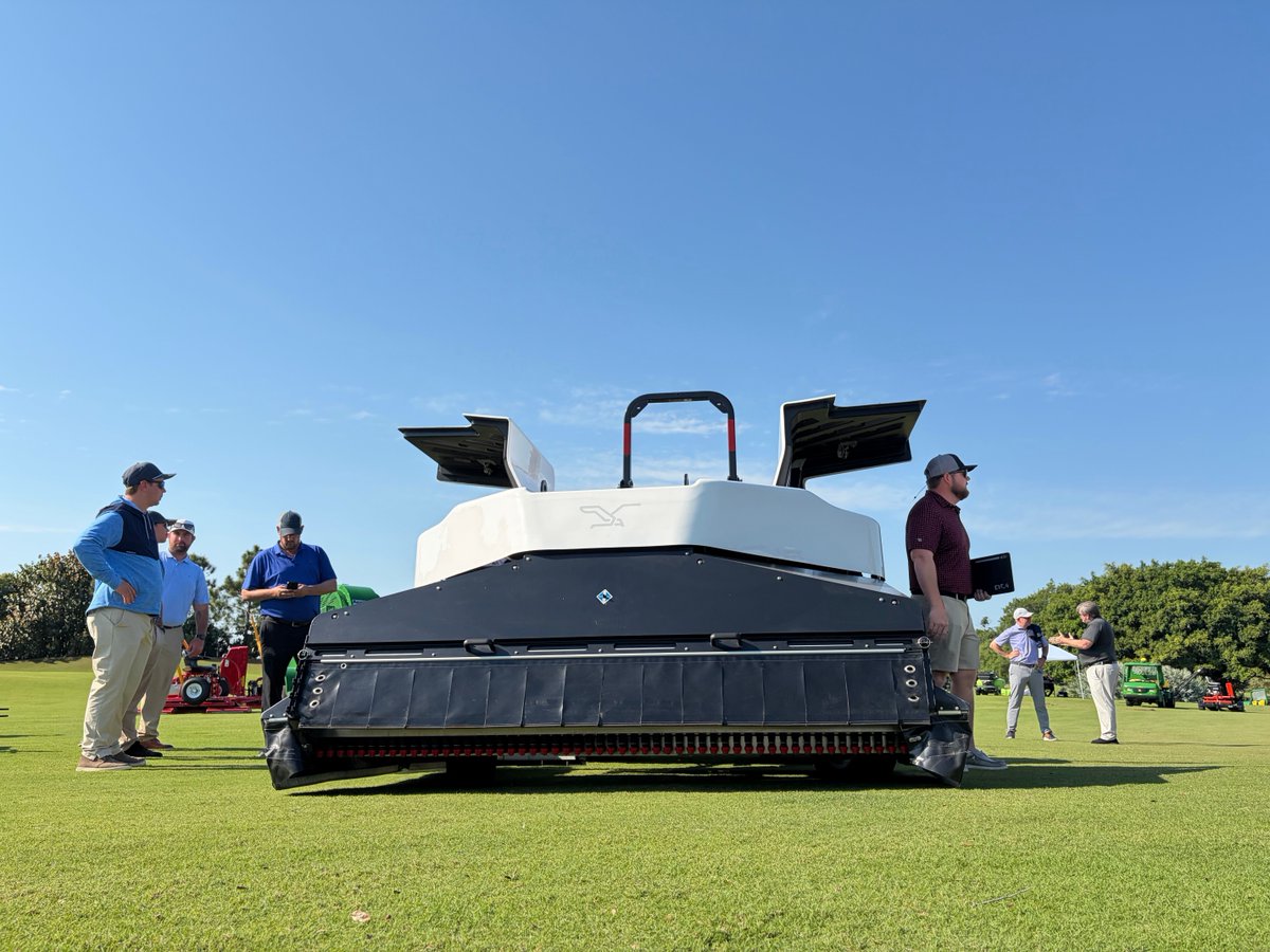 Ecorobotix_Turf's tweet image. All eyes on ALBA in Florida! 👀

We joined Everglades Equipment Group at their Turf Equipment Field Day. Golf course professionals had a close-up look at ALBA in action, seeing ultra-high precision spraying on turf.

Follow along for more stops to come!
#Golf #Turfgrass #TurfCare
