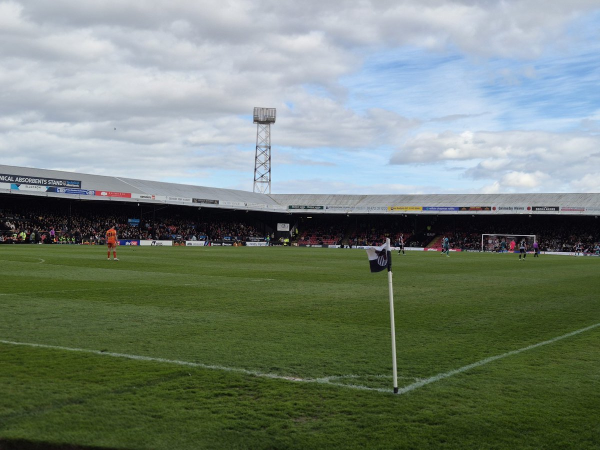hoffymh's tweet photo. Cleethorpes 🏴󠁧󠁢󠁥󠁮󠁧󠁿 : Blundell Park 
Spiel der @SkyBetLeagueTwo  
@officialgtfc vs. @HarrogateTown
Ground Nr. 100 in England 🏴󠁧󠁢󠁥󠁮󠁧󠁿 ✅
#Groundhopping https://t.co/JdVZj38wr3