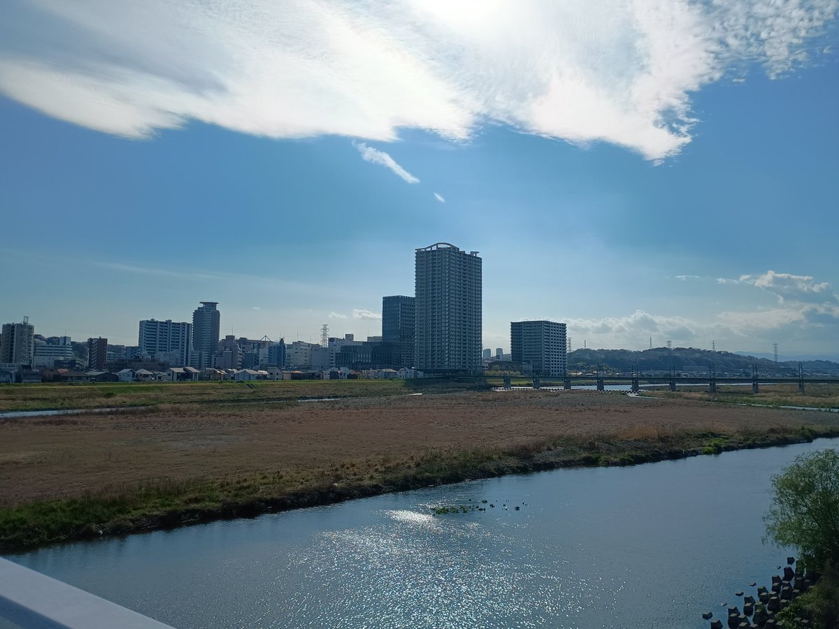 今日は良い天気だったので、35kmサイクリングしたあとに6時間ノーレを打って、最後の局になった途端すっごい疲労が出で黒点棒使い果たしてマイナス35800点を叩き出しました。
あとポーチに合いそうなストラップ下げたら凄く良い感じになって眼福でございます🫶