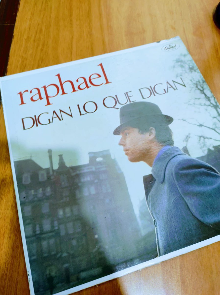 raphaelistasmx's tweet image. La última firma que me dió hace 2 años ✍🏼 junto con las 11 firmas adicionales son parte de mis tesoros 🥰 @RAPHAELartista #Raphael #Raphaelísimo #TourRaphaelísimo #MiGranNoche #RaphaelísimoTour