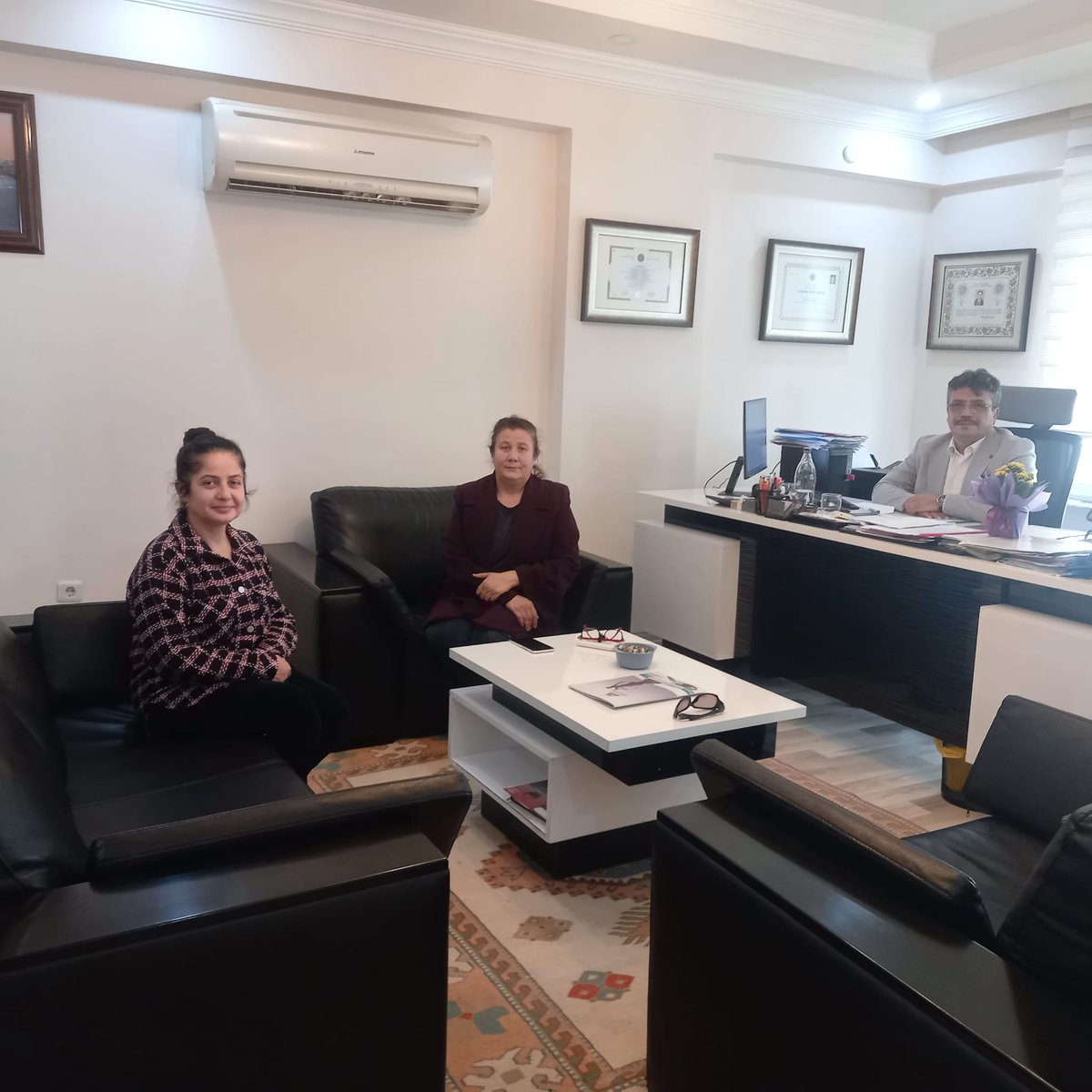 AkKadinKnyaalti's tweet photo. Bugün Değerli Avukat Ertan Kara’yı ofisinde ziyaret ettik. Misafirperverliği ve hoş sohbeti için kendisine çok teşekkür ederiz. Çalışmalarında başarılar diliyoruz.
@alicetin_07 
@GlinZboz 
@avyunusgunal 
@zehraarslan33 https://t.co/6fnQzUt3fX