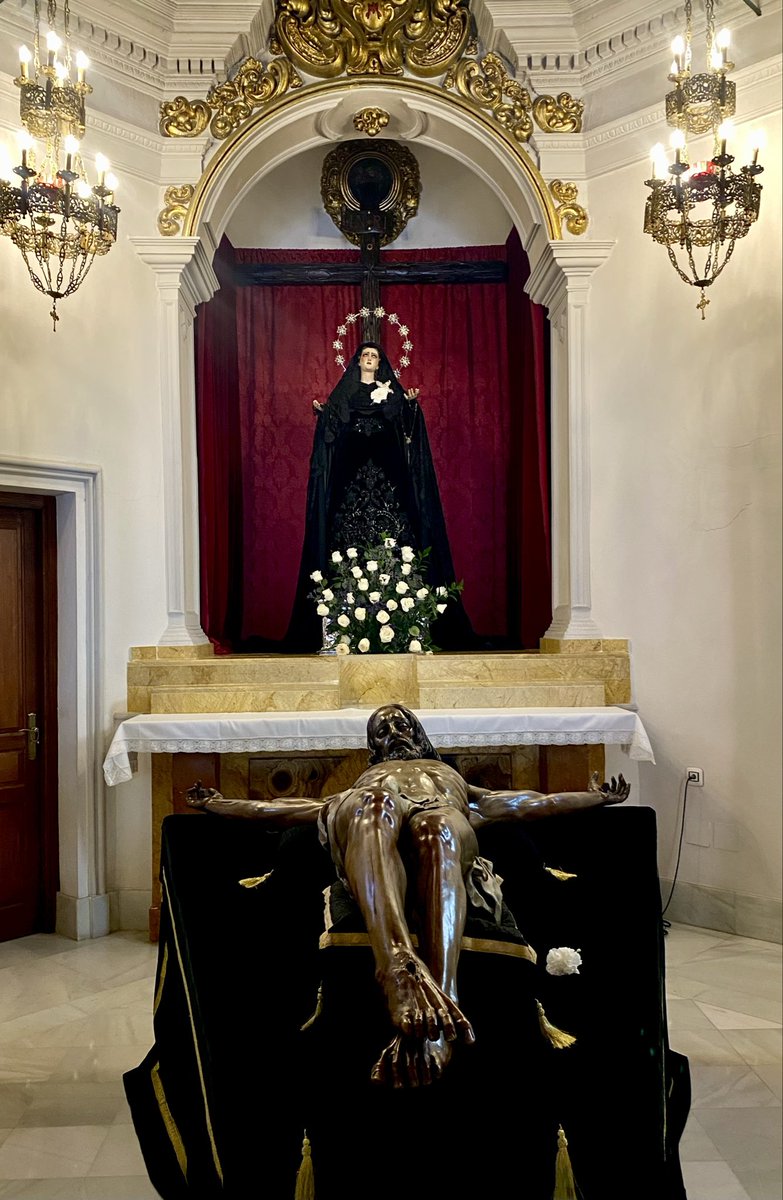 𝘋𝘦𝘴𝘱𝘶é𝘴 𝘥𝘦 𝘭𝘢 𝘮𝘢𝘥𝘳𝘶𝘨𝘢𝘥𝘢,
𝘳𝘰𝘴𝘢 𝘣𝘭𝘢𝘯𝘤𝘢 𝘺 𝘱𝘦𝘯𝘢 𝘯𝘦𝘨𝘳𝘢,
𝘦𝘹𝘤𝘭𝘢𝘮𝘢 𝘢 𝘭𝘰𝘴 𝘤𝘶𝘢𝘵𝘳𝘰 𝘷𝘪𝘦𝘯𝘵𝘰𝘴
𝘭𝘢 𝘝𝘪𝘳𝘨𝘦𝘯 𝘥𝘦 𝘡𝘢𝘮𝘢𝘳𝘳𝘪𝘭𝘭𝘢:
—𝘲𝘶𝘦 𝘦𝘭 𝘏𝘪𝘫𝘰 𝘥𝘦 𝘋𝘪𝘰𝘴 𝘩𝘢 𝘮𝘶𝘦𝘳𝘵𝘰.

#CofradíasMLG