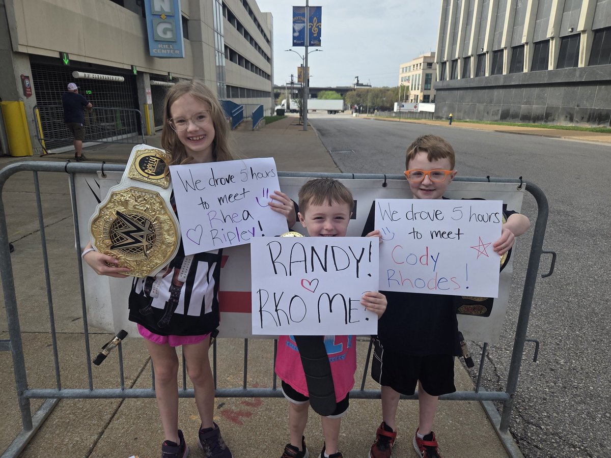 BiggerMegan's tweet photo. We are here in St. Louis for Friday Night Smackdown! Hoping to see @CodyRhodes and @RheaRipley_WWE!! We drove 5 hours to be here! 😍🫶🏻❤️ #StLouis #WWEFridayNightSmackdown #CodyRhodes #RheaRipley #EnterpriseCenter https://t.co/6qfGIQYE3g