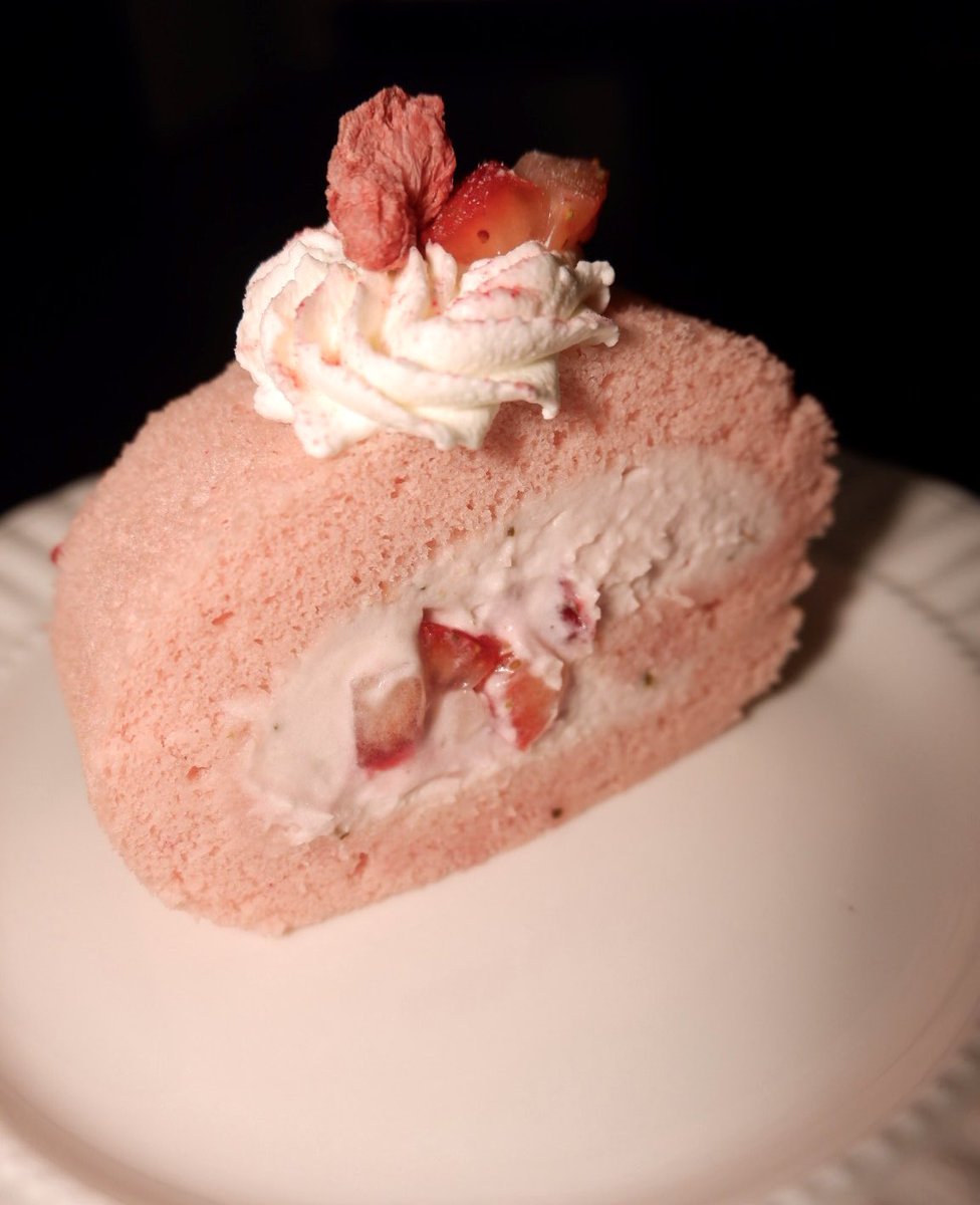 SiestaCafe_admn's tweet photo. 「桜といちごのシフォンロールケーキ」

春らしいケーキをと思い、桜×いちごのケーキを🌸

桜パウダー入りふわふわスポンジに、桜あんを練り込んだホイップクリームといちごを乗せて巻き上げました

巻く工程が昔から苦手で、やや平たく巻き終わりも微妙でしたが、桜の香りが良くて��味しかったです！ https://t.co/HJgadMpFDO