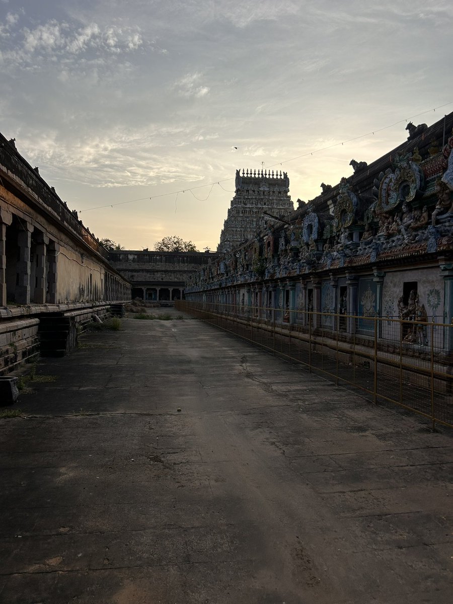 PantryCar's tweet image. Thiruvidaimaruthur 🤩🥹🙏🏼😇

Bruhat SundaraKuchambigai(What a beautiful name) sametha Mahalingeswarar ThiruKovil! 🙏🏼

Har Har Mahadev 🚩

#Delta #Thiruvidaimaruthur #TemplesofTamilNadu #ChozhaNadu