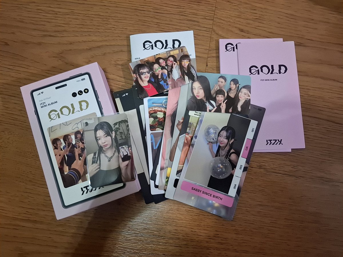 jjcas247's tweet photo. พร้อมส่ง บั้ม itzy gold ୧ ‧₊˚ ☘︎ ⋅ ༉‧₊˚. 
แกะแล้ว ได้ของตามรูป + การ์ดบั้มลีอา 
ส่งต่อ 130.- รวมส่ง ems ༉‧₊˚. 
ดูเพิ่มเติมได้ค่ะ ตามหา ตั้งรับ 
#ตลาดนัดitzy #ตลาดนัดmidzy #ตลาดนัดอิจจี https://t.co/qIY2HER5pA