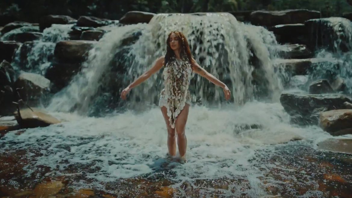 Primeira Mão Anitta tweet media