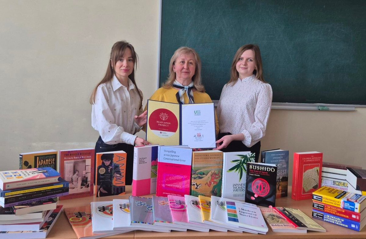 JPEmbUA's tweet photo. Кафедра порівняльної філології ДНУ ім. Олеся Гончара отримала від Японії 🇯🇵 грант #ReadJapanProject @japan_read — добірку сучасної наукової та освітньої літератури.
Це міжнародна ініціатива #NipponFoundation для поширення знань про японську мову, культуру та літературу у світі. https://t.co/4Uqc1EAkGf