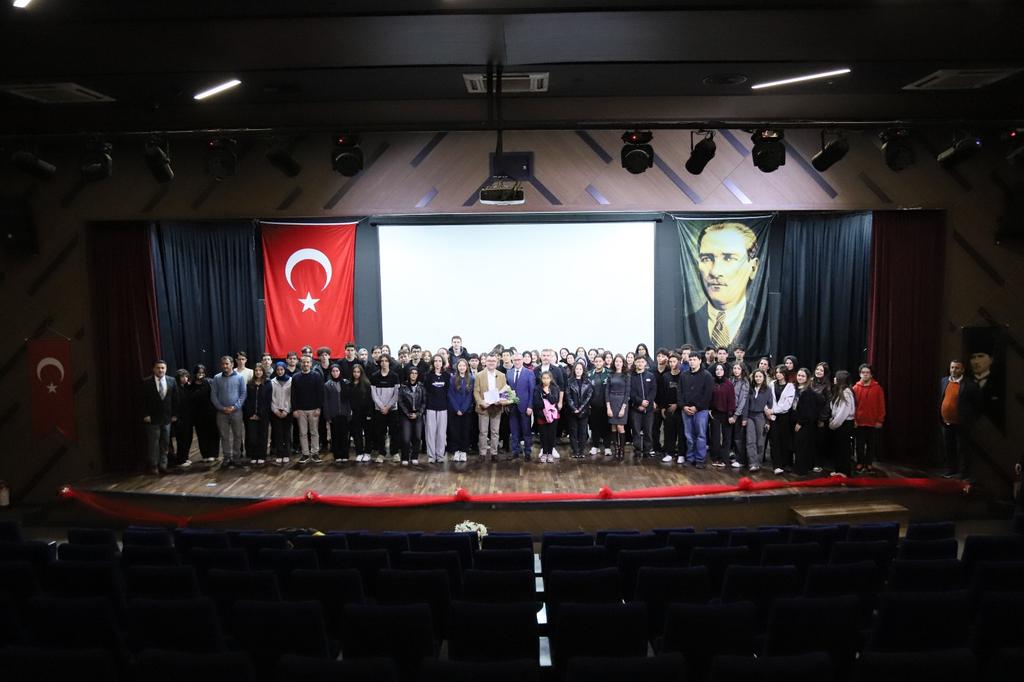 TÜBİTAK Bilim Söyleşileri kapsamında "Yapay Zeka Okuryazarlığı ve Gelecek Senaryoları" konulu söyleşi, 23 okulumuzdan yaklaşık 460 lise öğrencisinin katılımıyla gerçekleştirildi.
Söyleşiyi Sakarya Uygulamalı Bilimler Üniversitesi Dr. Öğr. Üyesi Ali Kırksekiz yürüttü.