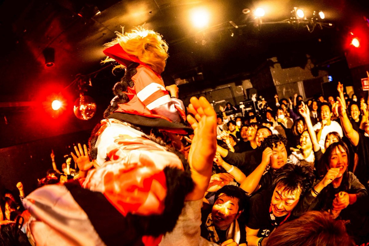 TAMAYA2060's tweet photo. ツアー２本目、仙台enn2ndあざした。

音楽で感動するという純度を高めるべくツアーに出たけど、その感情の昂り方にもいろんな種類があるんだなと今日改めて思いました。

普段はできるだけ"楽しい"で終わらないでその先にある何かまて辿り着きたいと思っているけど、今日は"楽しい"以外の何者でもなかったし"楽しい"のど真ん中まで行けた気がする。

"楽しい"という感情への考え方がポジティブな意味で変わった一夜でした。

それもこれも仙台のフロアが纏う空気のおかげ。

右肩上がりで最後の一音まで共に登り詰めた仙台、ありがとうございました。

photo by @akaikai_69