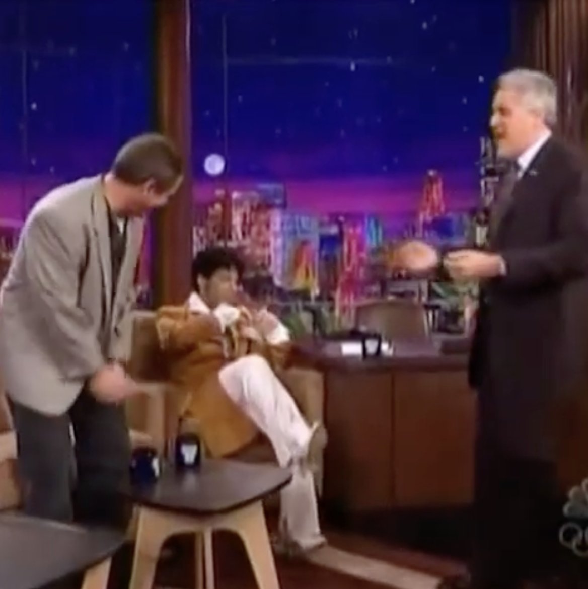 TMATSPodcast's tweet image. Prince flopped in the seat after performing on The Tonight show with Jay Leno in 2004 before greeting and joking with Mel Gibson and chatting with Leno #Prince #Interview #Performance #Live