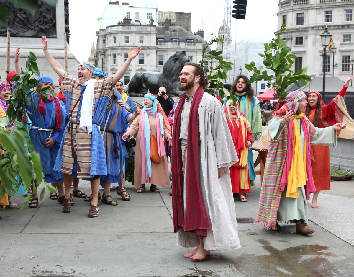 MayorofLondon's tweet photo. The Passion of Jesus returned to Trafalgar Square on Good Friday - an epic retelling of Christ’s journey to the cross with a cast of more than 100 actors and volunteers.

Londoners and visitors gathered in the heart of the city to witness this powerful reenactment for Holy Week. https://t.co/SETpReM4oq