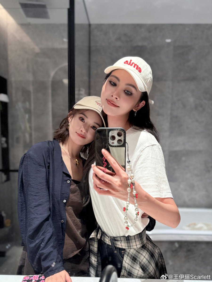 𝐋𝐈𝐘𝐈𝐍𝐆. tweet media