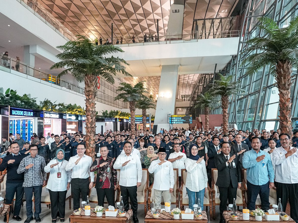 cakimiNOW's tweet photo. Dalam Rapat Kabinet akhir tahun 2025 kemarin, Bapak Presiden @prabowo mendorong anak-anak muda kita bersiap untuk mengambil peluang kerja di luar negeri.

Kami di @kemenkopmRI menyambutnya melalui program SMK Go Global, inisiatif yang menghubungkan pendidikan dan keterampilan vokasi dengan kebutuhan industri global. Sore tadi dari Bandara Soekarno-Hatta, sebagai fase awal saya melepas 200 anak-anak muda terampil (Specified Skilled Worker) sektor manufaktur ke Jepang dengan dukungan CSR BUMN.

Terima kasih kepada @AP_Airports , @keretaapikita , @BPJSTKinfo dan @kemenp2mi . Berkat kerja bersama kita, para pekerja disiapkan mulai dari pelatihan, pelindungan, pembiayaan hingga penempatan.

Seperti orang tua yang melepas anaknya, saya titip tiga pesan: jaga kesehatan, jaga kualitas kerja, dan jaga nama baik Indonesia. Wajah kalian adalah wajah Indonesia di mata dunia.